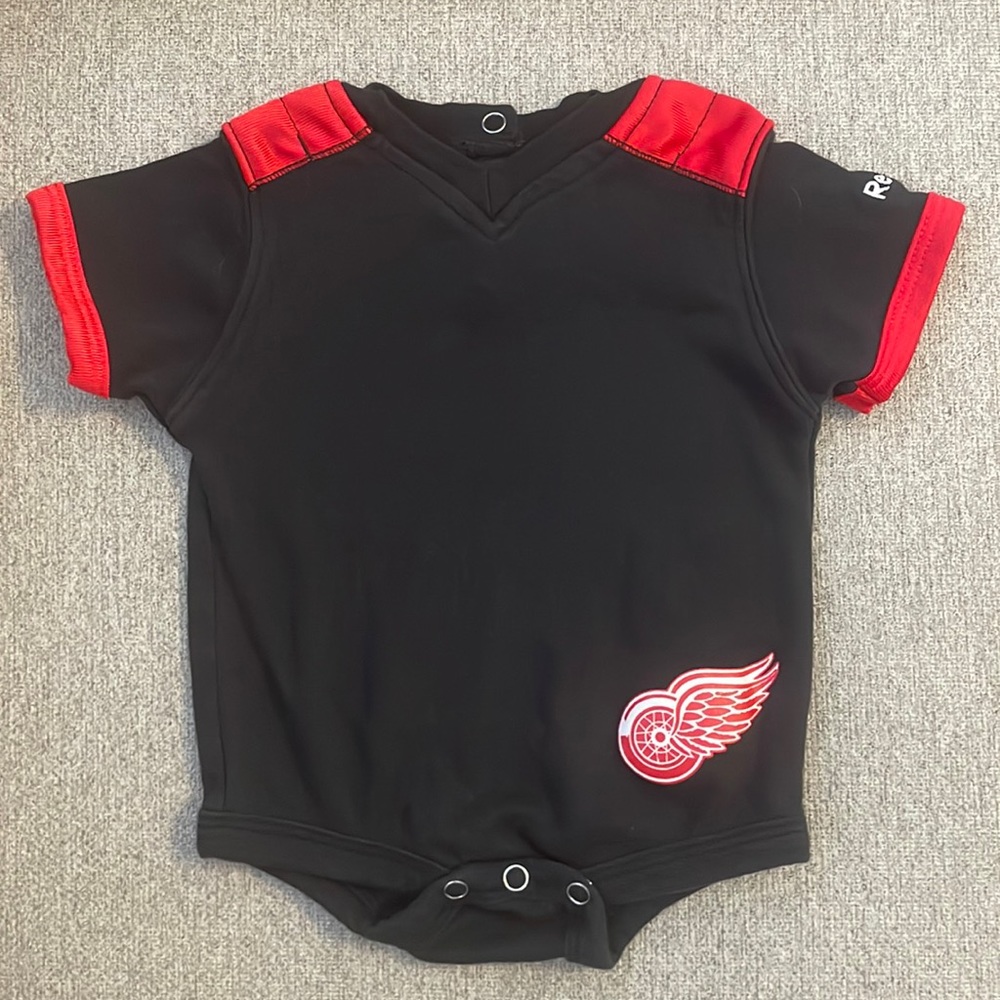 Reebok Detroit Redwings onesie Sz 6-9 months unisex